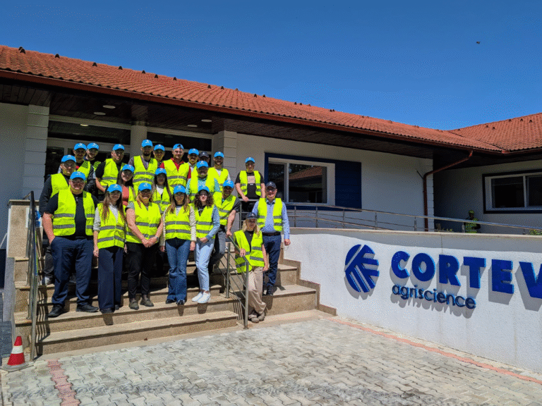 Corteva Agriscience inspiră viitoarea generație de agronomi printr-un tur educațional la stația de procesare semințe din Afumați