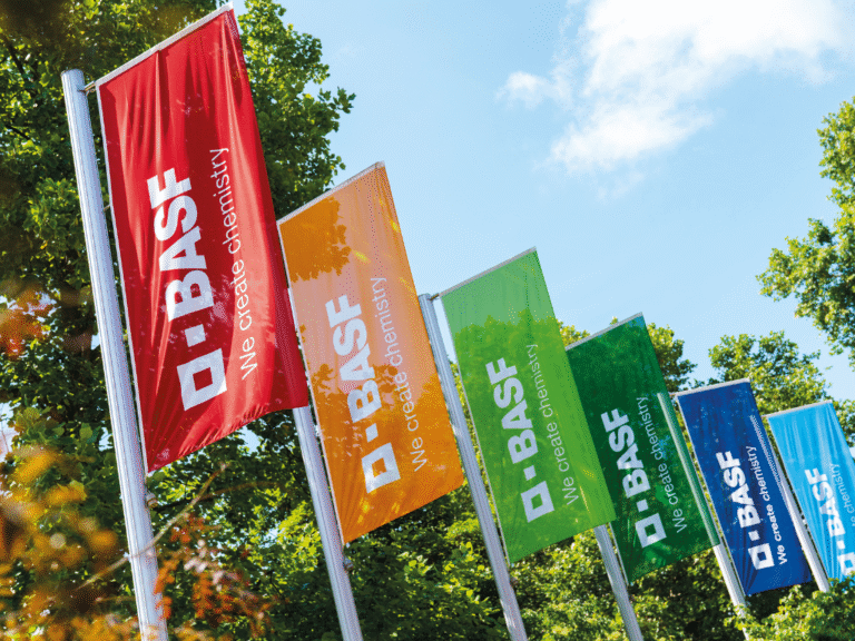 BASF anunță noua strategie corporativă 2025-2028 și obiective financiare: dividende de 12 miliarde € pentru acționari